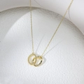 Collar de doble anillo entrelazado de plata S925 en oro sobre soporte de piedra minimalista - Plata 925 / Dorado