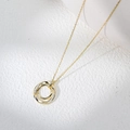 Detailopname van de vergulde zilveren dubbele ring hanger met zirkonia stenen - 925 zilver / Goud