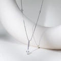 S925 Sterling Silber Halskette mit geometrischem Zirkonia-Stab und weißem Perlenanhänger - 925er Silber / Weiß