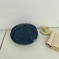 Béret classique en denim bleu foncé avec logo D en métal argenté pour un style rétro - 56-58cm / Bleu foncé
