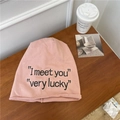 Berretto in maglia rosa chiaro con ricamo nero 'I meet you' e design con bordo arrotolato - 56-58cm / Rosa
