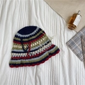 Chapeau bob rayé au crochet fait main avec couleurs contrastées et bord à franges - 56-58cm / Bordure Rouge Vin