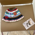 Sombrero de ganchillo a rayas hecho a mano con flores aplicadas y borde ondulado blanco - 56-58cm / Estilo Decorado con Flores 3D XOXO (AC10256)