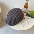 Berretto piatto vintage a quadri blu su un tavolo bianco in stile minimalista - 56-58cm Regolabile / Blu