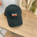 Casquette de baseball en coton vert foncé avec broderie Stitches sur surface bois - 56-59cm (Réglable) / Vert