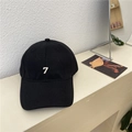 Schwarze übergroße Baseballkappe mit weißem Stickereimotiv Nummer 7 aus Baumwolltwill - 56-62cm / Schwarz
