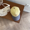 Casquette bicolore jaune et grise avec broderie Sunday rouge sur surface en bois - 56-59cm (Réglable) / Jaune Clair