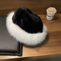 Cappello a secchiello in maglia nera e bianca con pelliccia sintetica invernale - 56-58cm / Bianco e nero