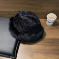 Cappello da pescatore in peluche nero con bordo in ecopelliccia e trama a maglia a rombi - 56-58cm / Nero