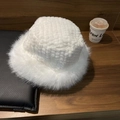 Cappello a secchiello in finta pelliccia bianca con corona a nido d'ape - 56-58cm / Bianco avorio