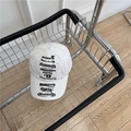 Berretto bianco vintage con ricami neri posto su una base a griglia metallica - Regolabile / Bianco