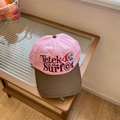 Berretto da baseball a contrasto rosa e marrone con ricami su un tavolino da caffè - 56-58cm Regolabile / Rosa
