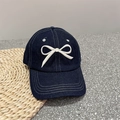 Berretto da baseball in denim blu scuro con fiocco bianco 3D e cuciture a contrasto - 56-58cm Regolabile / Blu Notte