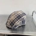 Klassieke geruite flat cap in navy en beige, vooraanzicht op een metalen opbergrek - 56-58cm Verstelbaar / Marineblauw