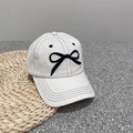 Cappellino da baseball bianco in cotone con fiocco nero e cuciture a contrasto - 56-58cm Regolabile / Bianco