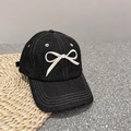 Berretto da baseball in denim nero con fiocco bianco 3D e cuciture a contrasto - 56-58cm Regolabile / Nero