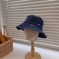 Dunkelblauer Denim Anglerhut mit rosa Stickerei präsentiert auf einem Modellkopf - 56-58cm Ungefähr (Mit Innenkordel) / Dunkelblau