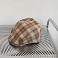 Vintage bruine geruite baret pet met patch gepresenteerd op metalen gaasstandaard - 56-58cm Verstelbaar / Khaki
