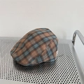 Vintage geruite pet in bruin en blauw met een zijpatch op metalen ondergrond - 56-58cm Verstelbaar / koffiekleur