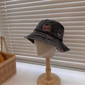 Schwarzer Fischerhut aus gewaschenem Denim mit rosa Schmetterlingsstickerei im Streetstyle - 56-58cm Ungefähr (Mit Innenkordel) / Dunkelgrau