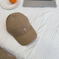 Gorra de béisbol de algodón caqui con bordado RH blanco en un ambiente de estilo de vida - 56-58cm Ajustable / Caqui