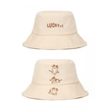 Detalle de sombreros de lona beige con bordado Lucky+1 y patrones de gatos de dibujos - 56-58cm (Ajustable) / Beige Caqui