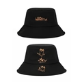 Detalle de gorro de pescador negro con bordado de gato y letras Lucky+1 de algodón - 56-58cm (Ajustable) / Negro