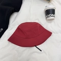 Cappello parasole in cotone rosso con cordino regolabile e cuciture su sfondo bianco - 56-60cm / Borgogna