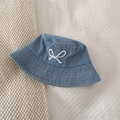 Blauer Anglerhut aus Denim mit weißer Schleifenbestickung und feiner Stoffstruktur - 56-58cm / Hellblau