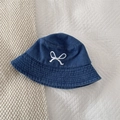 Blauer Denim Fischerhut mit weißer Schleifenstickerei auf hellem Hintergrund - 56-58cm / Mittelblau & Weiß