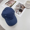 Casquette de baseball en coton bleu marine vieilli avec trous vintage sur table blanche - 56-59cm (Réglable) / Bleu Marine