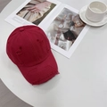 Casquette de baseball rouge foncé délavée avec trous d'usure et texture en coton - 56-59cm (Réglable) / Bordeaux