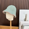 Chapeau cloche au crochet vert menthe avec bord ondulé rose contrasté sur un mannequin de tête - 56-58cm / Bleu clair