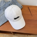 Casquette de baseball en coton blanc avec broderie Concise noire sur table en bois - Circonférence Normale : 56-60cm [Réglable] / Blanc