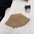 Cappello a secchiello kaki con occhielli e cordino su sfondo in tessuto bianco - 56-60cm / Cachi