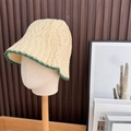 Chapeau cloche au crochet beige avec bordure vert foncé sur une tête de mannequin - 56-58cm / Beige