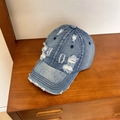 Vintage blauwe denim honkbalpet met modieuze gerafelde randen en gescheurde details - 56-59cm (Verstelbaar) / Middenblauw & Wit