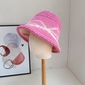 Chapeau de pêcheur tissé main rose et beige avec motif ondulé sur un support - 56-58cm / Rose