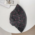 Cappello a secchiello in denim grigio scuro lavato con ricamo a farfalla rosa - 56-58cm / Grigio Scuro