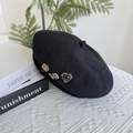 Zwarte gebreide baret met vintage goudkleurige decoratieve gespen en kroonmotieven - 56-59cm / Zwart