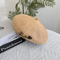 Beige gebreide baret met vintage bronzen bloem- en hartmetaalbedels op boeken - 56-59cm / camel