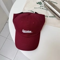Donkerrode honkbalpet met wit Concise borduursel in een casual minimalistische setting - 56-cm (Verstelbaar) / Bordeauxrood