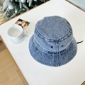 Bob en denim bleu délavé vintage avec broderie de lettres noires sur table blanche - 56-58cm / Bleu Moyen & Blanc
