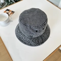 Chapeau bob en denim gris délavé avec broderie blanche et œillets métalliques chic - 56-58cm / Gris Foncé