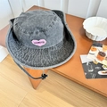 Sombrero de pescador vaquero gris oscuro con parche de corazón rosa y cordón - 56-58cm (Con Cuerda Cortavientos) / Gris Oscuro