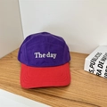 Cappellino baseball 5-panel a contrasto viola e rosso con ricamo The Day bianco - 56-58cm Regolabile / Viola+Rosso