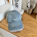 Gorra de béisbol de mezclilla azul claro con lazo de perlas y ribete de encaje blanco - Azul claro