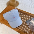 Hellblaue Pferdeschwanz-Baseballkappe mit rosa Herzstickerei auf Holztablett - 56-58cm Verstellbar / Blau