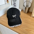 Gorra de denim negro con lazo de perlas y detalle de borde de encaje blanco - Negro