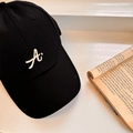 Gorra de béisbol de algodón negro con bordado Ai blanco en un alféizar de ventana - 56-58cm Ajustable / Negro